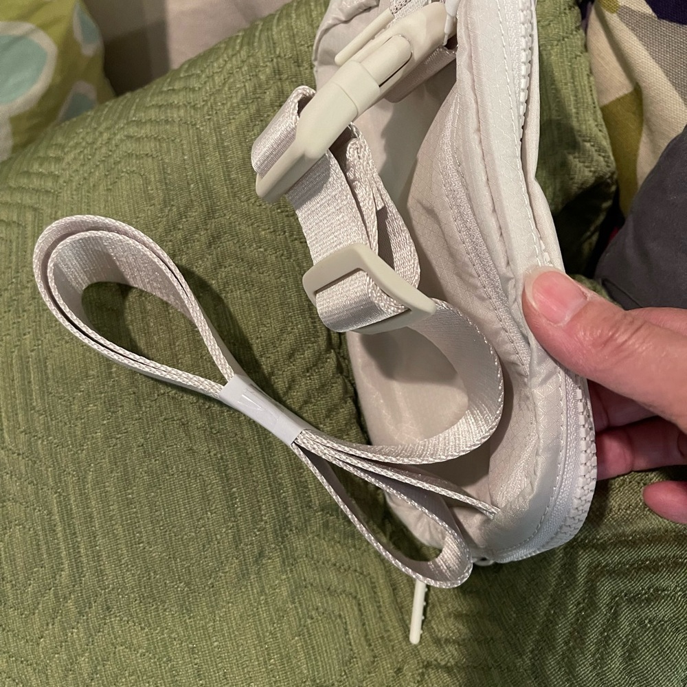 Lululemon Everywhere Belt Bag (Original strap version) - Picture 9 of 12